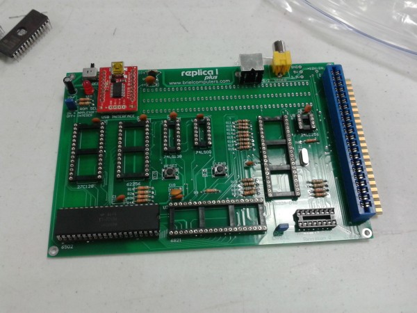 Um dos kits réplica de Apple I do Vince, em progresso.