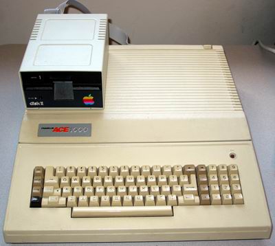 Um Franklin Ace 1000 e uma unidade de disquete legítima da Apple