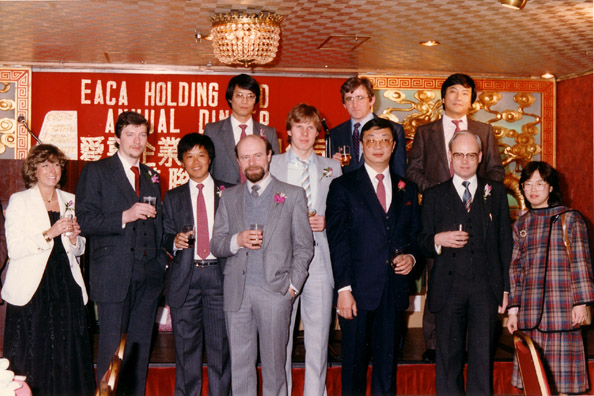 Evento da EACA em Hong Kong. Logo após esat foto ser tirada, Eric Chung (o terceiro da direita para a esquerda, à frente) daria um desfalque de US$ 10 mi que foi o fim da EACA.