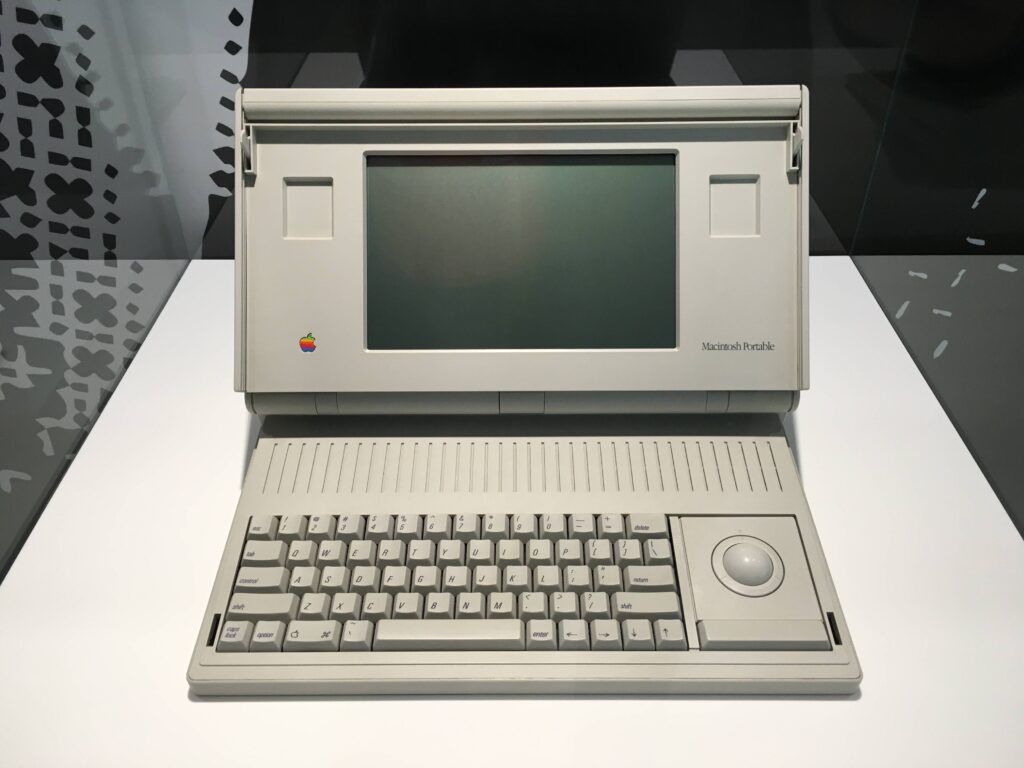 Macintosh Portable, parte do acervo do Apple Museum de Praga e escolhido aleatoriamente para não deixar este post sem foto.