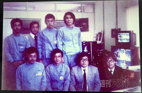 Engenheiros da divisão MSX na Yamaha posando para uma foto, junto com um Kazuhiro Nishi novo e um Bill Gates com mais cara de nerd do que ele já tinha. Isso, em 1984. O futuro presidente da Yamaha, Kazukiyo Ishimura, também está nessa foto.